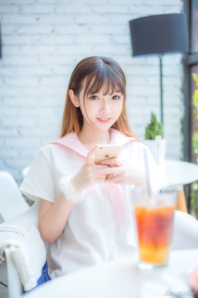 “喏。”关羽点了点头，之时在心里却默默地叹息一声，如此一来，汉室仅存的那点威严却是彻底没了，等于是刘备也同样将献帝视作了傀儡，不过内心里，关羽也没什么抵触，天下已经这样了，绝不是献帝一个小娃娃能够执掌的，待日后刘备扫平寰宇之时，自然可以重新树立大汉的威严。